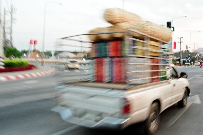 Photo d'un pickup qui transporte des marchandises.
